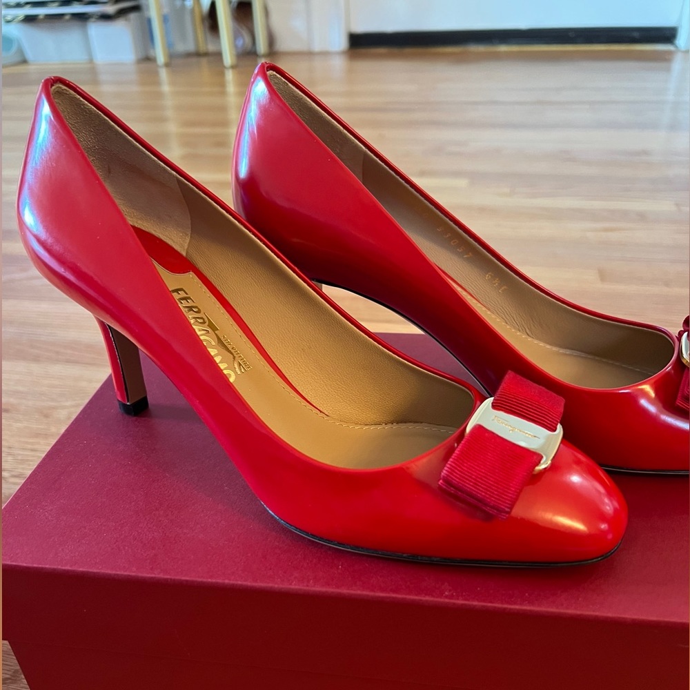 Salvatore Ferragamo Erice Lipstick Brushed Calf Heel Sz 6.5